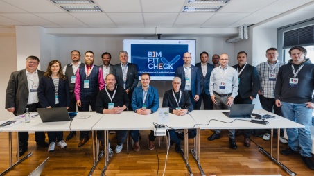 Teilnehmerinnen und Teilnehmer zusammen mit der Jury und den Initiatoren des BIM Fit Check / Florian Gastmann/buildingSMART Deutschland