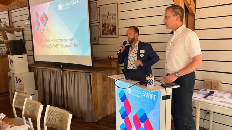 Erik Stemplewitz (li.) und Heinrich Lünenschloß begrüßen zum Sommerfest der Regionalgruppe Südniedersachsen.