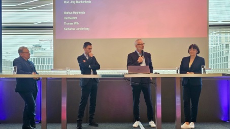 Podiumsdiskussion auf der INTERGEO. Von links nach rechts: Ralf Mosler, Dr. Thomas Wilk, Markus Hochmuth, Dr. Katharina Lundenberg.