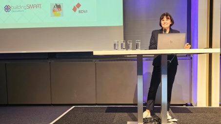 Dr. Katharina Lundenberg stellte auf der INTERGEO 2025 das Positionspapier "Amtliche Geobasisdaten als Basis für digitale Prozesse beim Planen, Bauen und Betreiben" vor.