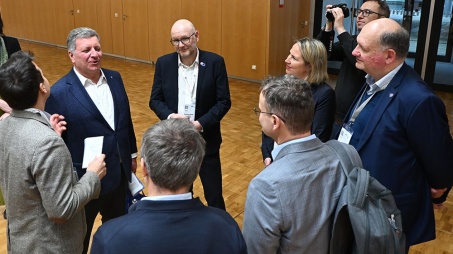 Christian Bernreiter, Bayerischer Staatsminister für Wohnen, Bau und Verkehr, am buildingSMART-Stand.