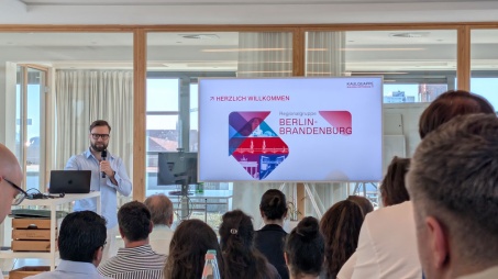 Robin Schönbach von der Kaulquappe AG begrüßt die Teilnehmerinnen und Teilnehmer zur Regionalgruppenveranstaltung.