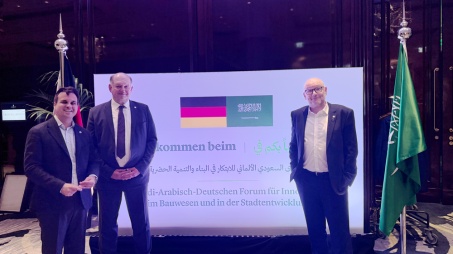Cornelius Preidel, Eduard Dischke und Gunther Wölfle (v. li. n. re.) beim Saudi-Arabisch-Deutschen Forum für Innovation im Bauwesen und in der Stadtentwicklung 